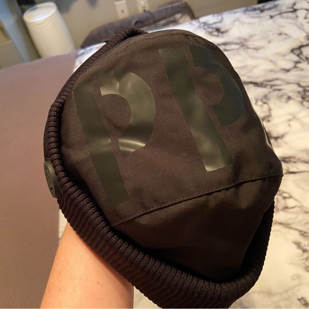 One size fits all, men’s black Paper Planes beanie.